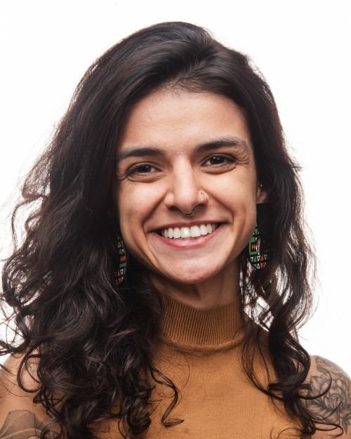 Foto oficial de urna da Talita Cadeirante: ela sorrindo, de blusa marrom